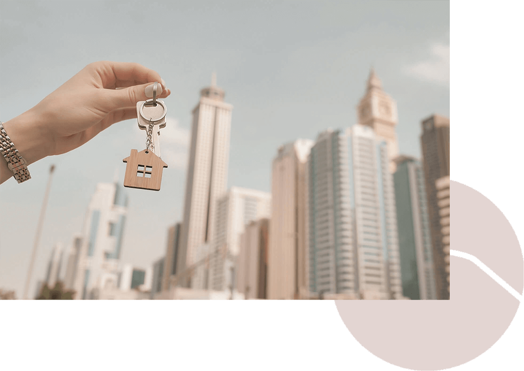 Main tendue avec clé de maison